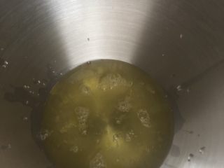 14、十寸古早蛋糕,蛋清放入厨师机，加入盐和几滴白醋