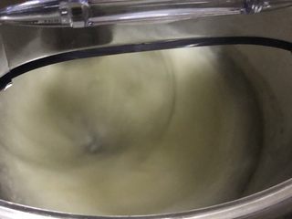 16、十寸古早蛋糕,厨师机开6档，有大气泡时加入三分之一的白糖