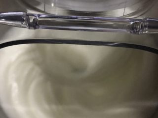 18、十寸古早蛋糕,有纹路时加入三分之一白糖，转3档继续打发