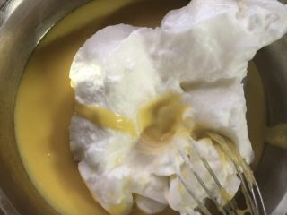 20、十寸古早蛋糕,面糊中加入三分之一的蛋白，翻拌均匀