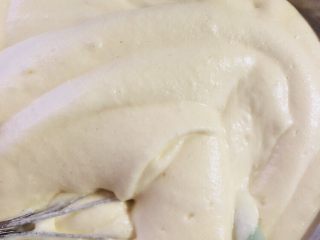 21、十寸古早蛋糕,再加入剩余的蛋白翻拌均匀。