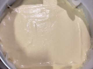 23、十寸古早蛋糕,用刮刀稍微弄平整一点。