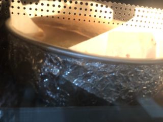 24、十寸古早蛋糕,因为是小烤箱，上色后需要加盖锡纸。这里大概是进入烤箱35分钟左右。