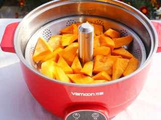 2、南瓜紫薯饼,南瓜、紫薯洗净去皮去瓤切小块大火蒸熟。