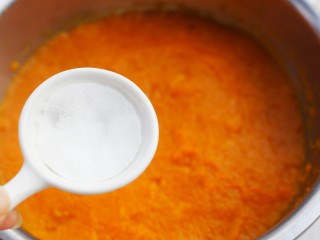 7、南瓜紫薯饼,加入白糖。