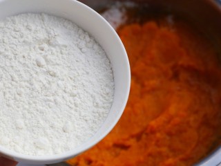 8、南瓜紫薯饼,玉米淀粉。