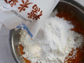9、南瓜紫薯饼,分多次加入糯米粉拌匀揉成面团。