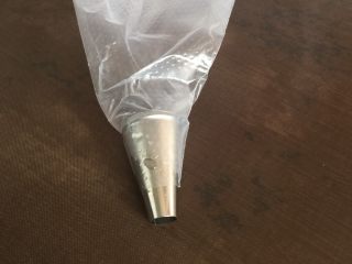 3、手指饼干装饰饼干辅食饼干,准备好一个圆形裱花嘴