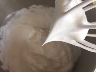 4、手指饼干装饰饼干辅食饼干,蛋白➕60g糖打至出尖勾