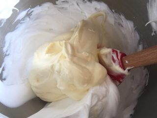 7、手指饼干装饰饼干辅食饼干,再将它倒回剩余的蛋白中 一起混匀