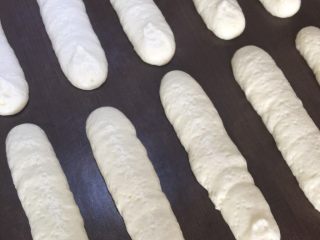 14、手指饼干装饰饼干辅食饼干,挤出长条 拉直裱即可