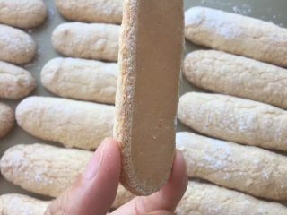 17、手指饼干装饰饼干辅食饼干,烤好点手指饼干是脆的 表面和底部上色都很均匀（175度烘烤15分钟左右）