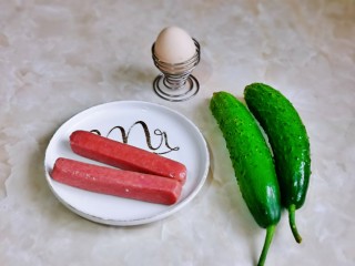 1、黄瓜炒香肠,准备食材。