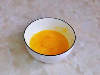 2、黄瓜炒香肠,鸡蛋磕碗里，用筷子打散。