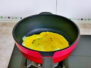 3、黄瓜炒香肠,起油锅，倒入蛋液，小火煎蛋。