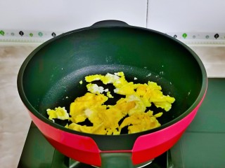 4、黄瓜炒香肠,待表面凝固后用铲子将鸡蛋铲成小块，盛出备用。