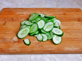5、黄瓜炒香肠,黄瓜洗干净，切片。