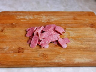 6、黄瓜炒香肠,香肠冷水冲洗，再切片。