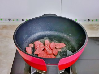 7、黄瓜炒香肠,起油锅，加入香肠片煸炒8分熟。