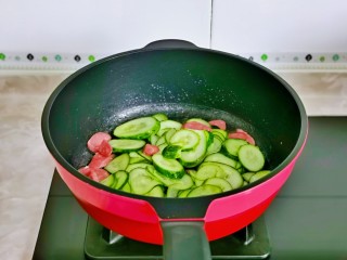 8、黄瓜炒香肠,再加入切好的黄瓜翻炒。