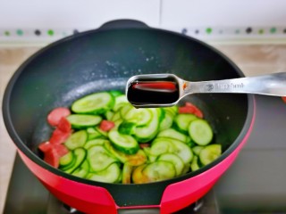 9、黄瓜炒香肠,加入生抽提味儿。
