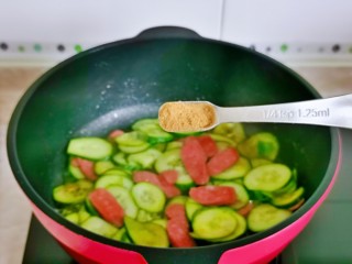 11、黄瓜炒香肠,再加入十三香，小伙翻炒均匀。