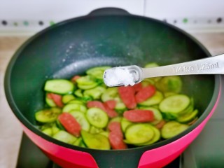 10、黄瓜炒香肠,按个人口味加入盐。