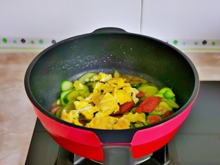 12、黄瓜炒香肠,最后加入煎好的鸡蛋。