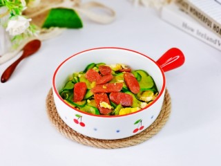 14、黄瓜炒香肠,盛出装盘，即可食用。
