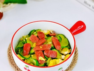 15、黄瓜炒香肠,简单快手家常小炒，荤素搭配，营养均衡。