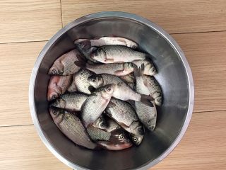 1、干炸鲫鱼,鲜活的小鲫鱼