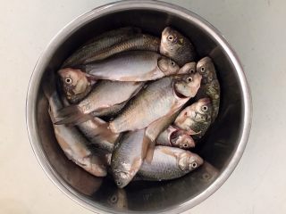 2、干炸鲫鱼,除去鱼鳞和内脏，清洗干净