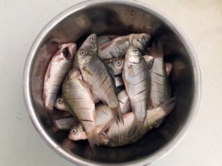 4、干炸鲫鱼,切好的小鲫鱼