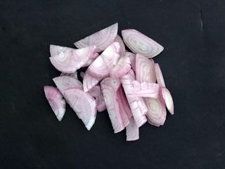 5、干炸鲫鱼,圆葱切片