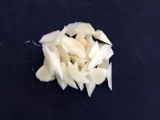 6、干炸鲫鱼,鲜姜切成小片