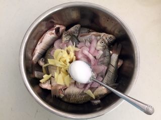 8、干炸鲫鱼,加入精盐，调匀