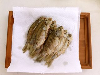 13、干炸鲫鱼,炸制小鲫鱼两面定型即可捞出