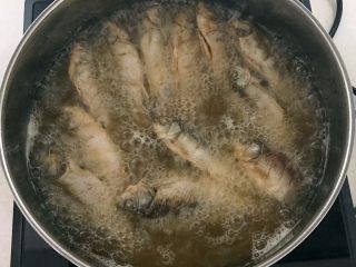 15、干炸鲫鱼,再放入鲫鱼二次复炸