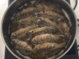 16、干炸鲫鱼,炸至两面金黄即可捞出