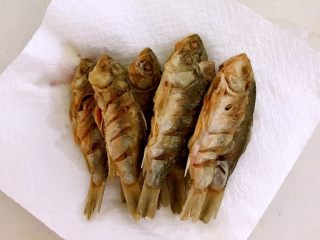 17、干炸鲫鱼,放在吸油纸上吸去多余的油脂