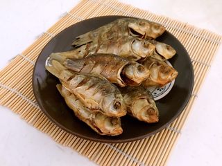 18、干炸鲫鱼,干炸鲫鱼做好了，稀酥蹦脆，可以整条鱼吃下，连个渣都不剩！