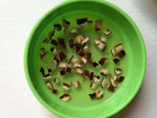 2、儿童牛肉香菇肉酱,香菇放水中泡发，剪刀剪细小。