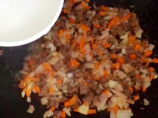 9、儿童牛肉香菇肉酱,加半碗水。