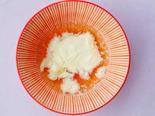 3、木瓜奶冻,加入澳优淳璀奶粉。