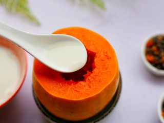 10、木瓜奶冻,将牛奶慢慢倒进木瓜囊里。