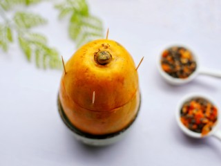 12、木瓜奶冻,将切下的木瓜顶部盖在上面，用牙签固定好。