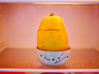 13、木瓜奶冻,然后放到冰箱里冷冻4小时以上。