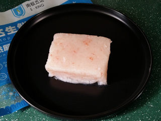 3、磷虾仁玉子豆腐#宝宝辅食#,事先从冰箱里出南极磷虾仁、放至室温中自然解冻