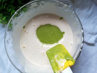 8、菠菜蒸糕,再将切拌好的菠菜面糊倒入剩余的打发好的蛋糊里