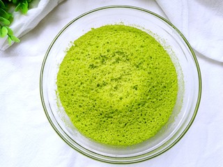 12、菠菜蒸糕,出锅喽。特别松软的蒸糕，味道就像买的蛋糕，绵绵的